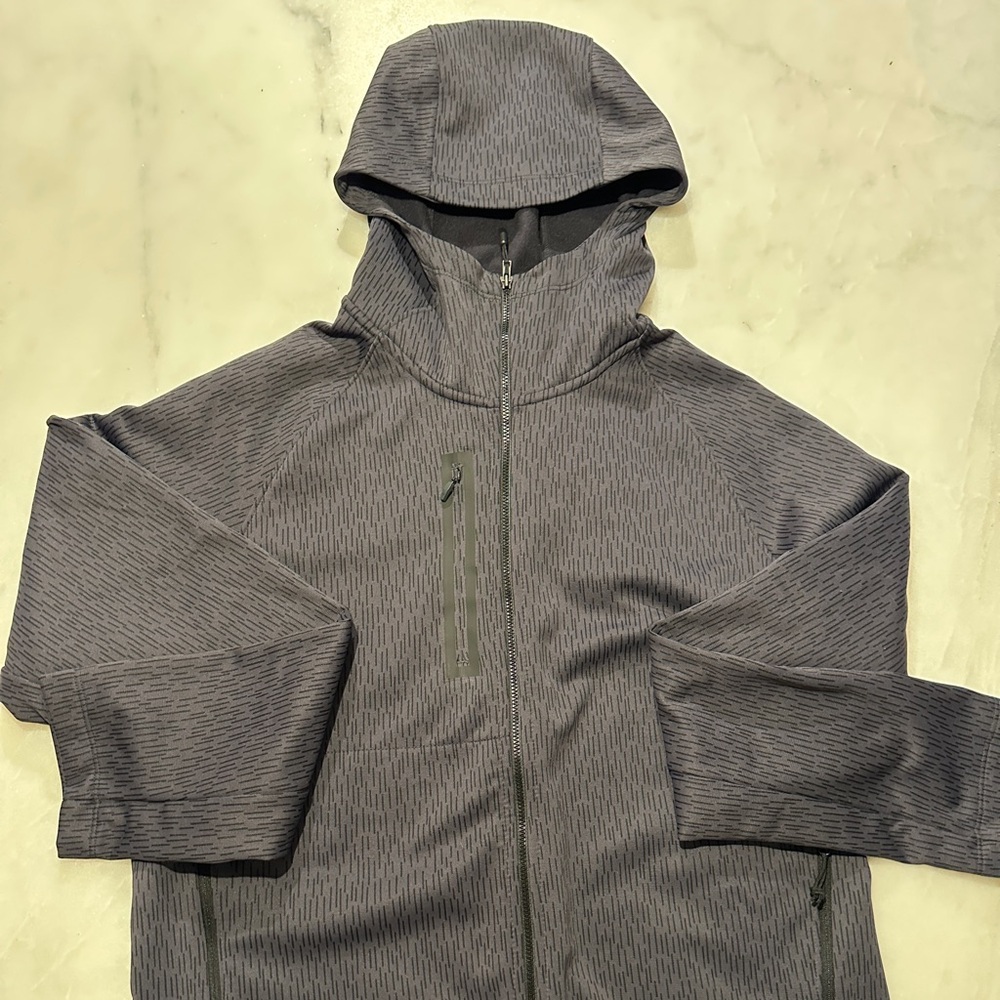 Northface dark grey softshell fleece in excellent condition, size large.